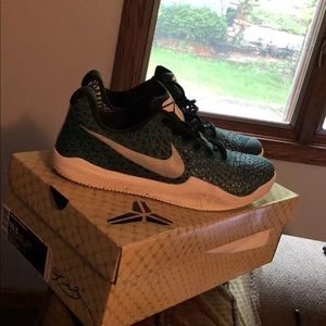 Size 10.5 Kobe Insticts